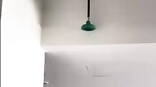 Il plante un débouché sur sa tête