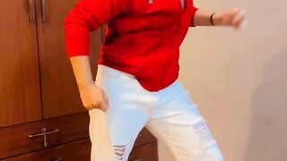Viral break dance of Pakistan girl in his room