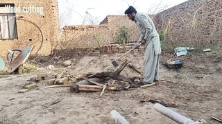 No matter how big the wood is, how can a small person bring it down to the ground.