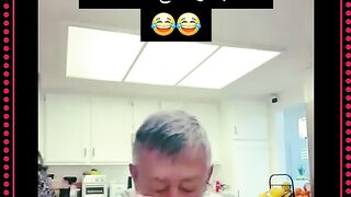 ابنته وزوجته عمل له مقلب جامد
