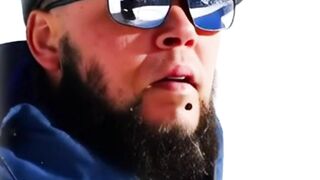 молодой человек в заснеженных горах