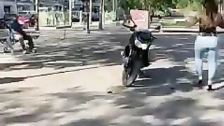 لڑکی کی حاضر دماغی دیکھو