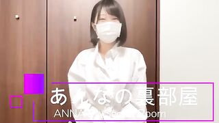 全裸でテーブルクロスひき