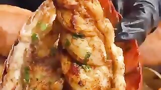 Makan lobster besar