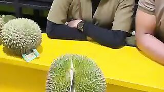 Makan durian