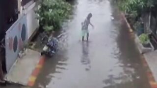 Video ini mengandung bawang,anak sekecil itu di lempar oleh bapak nya ke air banjir ya Allah kejam sekali pak