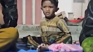 Bocah ngantuk bikin ngakak