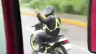 mencari masalah