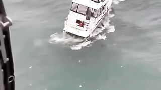 perahu terbalik