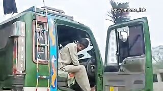 membantu truk yang mogok