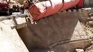 crane ikut terjatuh