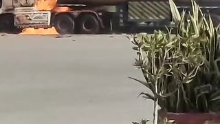 ledakan dari sebuah truk tangki