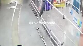 اغرب سريقة ههههه