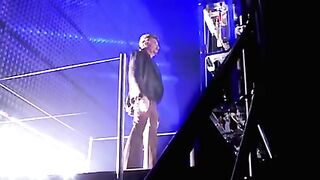 Johnny Hallyday - Le coeur en deux (Clip Officiel Bercy 2003)