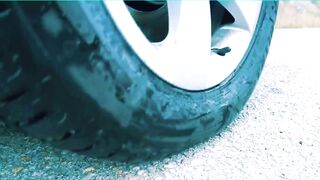 Esmagando coisas crocantes e macias de carro! Brinquedo EXPERIMENT CAR vs SNAKE