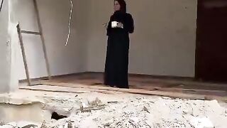 إمرأة فلسطينية تعيد بناء منزلها!