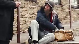 رجل ثري يسرق متشرد
