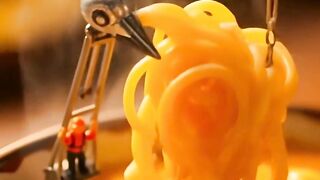 Chaos Mignon : Des Mini-Ouvriers qui Cuisinent vos Ramen en 60 Secondes ! �????