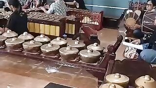 Emplek emplek ketemu karya Drs Trushtho dimainkan oleh sanggar omah gamelan #gamelan #art Durasi: 00:00:50