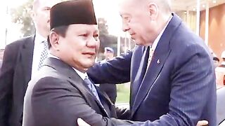 Erdogan Memeluk Prabowo