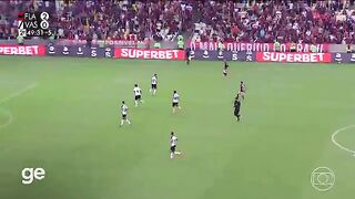 Jogadores de Flamengo e Vasco discutem na reta final do clássico; veja  O