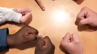 تحدي باليدين