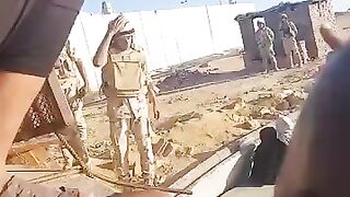 شاب فلسطيني يوجه رسالة قوية لــ ضابط في الجيش المصري على الحدود