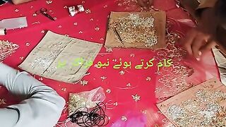 کام کرتے ہوئے نیو فراک پر