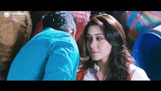 आंचल सिंह ने संथानम को KISS किया