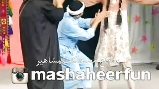 ‏شكل البنات إذا غنتلها أمها عشان ترقص