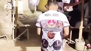 nyari sendal sendiri padahal sendalnya di bawa2