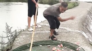 Fishing net _ Using watermelon as bait to catch fish. _ Outdoor fishing _fishing _shortsviral(720P_HD).mp4