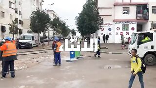 الارض تهوي