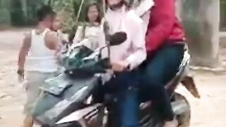 test the guts of crossing the motorcycle in times with a rope