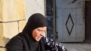 تنتف حواجبها