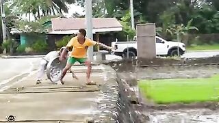 ALUMINUM DISH HIT "PUBLIC PRANK" | Tumalon sa putikan