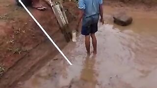 Proses pembersihan kolam tanah, terdapat beberapa ekor ikan lele sisa