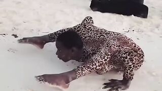 Il imite tous les animaux mais personne ne le remarque ????