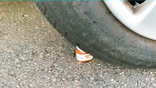 Esmagando coisas crocantes e macias de carro! -EXPERIMENTO: MELANCIA VS CARRO