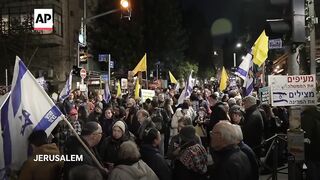 More than 2,000 protest in Jerusalem calling for deal to release all hostages.