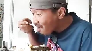 Jangan Coba Coba Makan Dekat Kamar Mandi