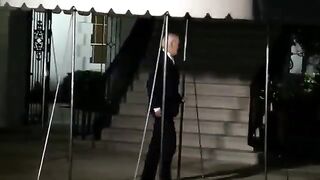 Jerk Biden runs away from journalists / Байден убегает от журналистов