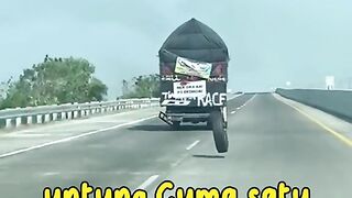 Ban truk lepas di jalan tol