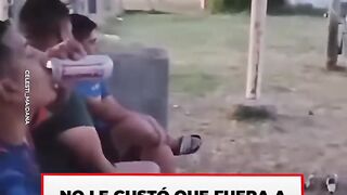 JAJAJA#NO LO DEJAN SALIR TRANQUI A SU CASA...XD