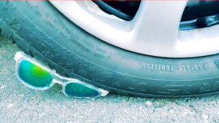 Esmagando coisas crocantes e macias de carro! - EXPERIMENTO: MELANCIA VS CARRO