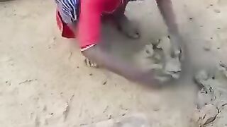 اس بچی کی آنکھوں میں روشنی نہیں ہے اسلئے دیکھ نہیں سکتی ہے