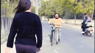 Larki ky Chakar m Band Baj Gye