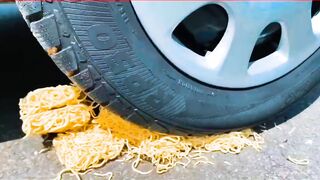 Esmagando coisas crocantes e macias de carro! - EXPERIMENTO: MELANCIA VS CARRO