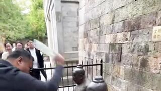 800 Years of Slaps! The Most Hated Statue in China!