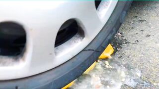 Esmagando coisas crocantes e macias de carro! - EXPERIMENTO: MELANCIA VS CARRO
